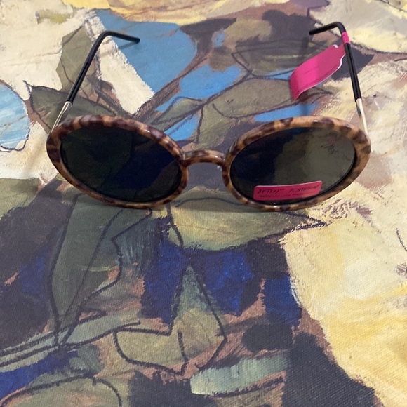 Betsey Johnson Sunglasses main image 4
